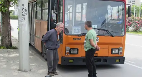 Част от тролей се откъсна и помля в движение предното стъкло на лада