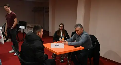 Предприемачът Иван Гьоков разговаря с млад посетител.