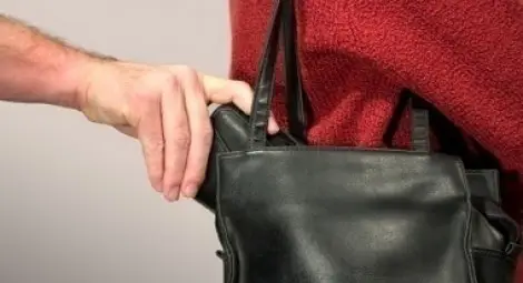 Наконтена джебчийка пребъркала клиентка във фризьорски салон