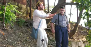 Двама актьори разказаха мирозданието в пърформанс по „Фолклорен еротикон“