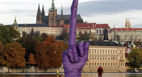 Лилав среден пръст щръкна насред Прага