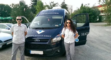 Данъчните ще проверяват само в униформи