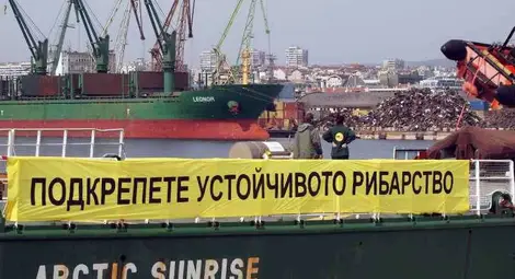 Легендарният кораб на "Грийнпийс" Arctic Sunrise акостира във Варна /галерия/