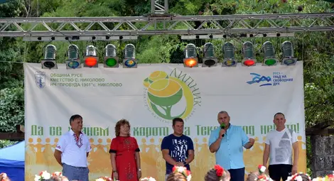 С вълнуващ концерт на народната певица Светла Дукатева приключи тридневният празник на село Николово.