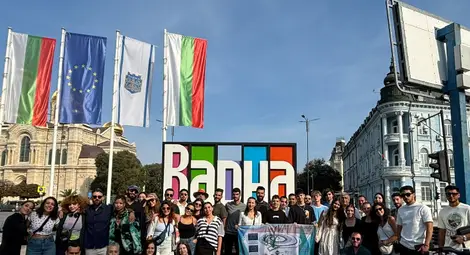 Новаторски модели за обществени отношения и гражданска активност тренираха младежи от 7 държави в проект под наслов "Твоят глас има значение" Новаторски модели за обществени отношения и гражданска активност тренираха младежи от 7 държави в проект под наслов "Твоят глас има значение"