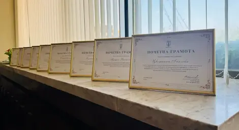 Кметът Пенчо Милков връчи грамоти на бивши директори на детски градини по повод 24 май Кметът Пенчо Милков връчи грамоти на бивши директори на детски градини по повод 24 май