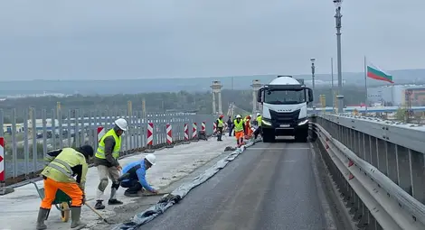 Около 75 куб. м бетон ще бъдат излети днес при ремонта на Дунав мост при Русе Около 75 куб. м бетон ще бъдат излети днес при ремонта на Дунав мост при Русе