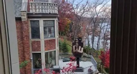 Мъж купи къща до тази на бившата си съпруга и издигна статуя с гигантски среден пръст