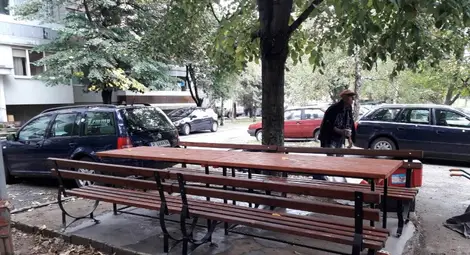 „Добруджа“ благодари на „Ас-Строй“ за възстановен кът за отдих пред блока „Добруджа“ благодари на „Ас-Строй“ за възстановен кът за отдих пред блока