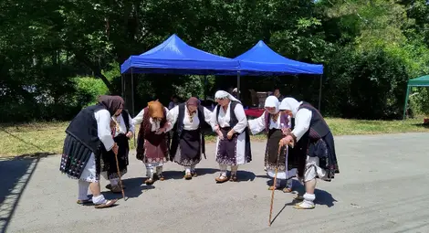 Фолклорният събор „Жива вода“ отново събра стотици хора от цялата страна в Каран Върбовка Фолклорният събор „Жива вода“ отново събра стотици хора от цялата страна в Каран Върбовка