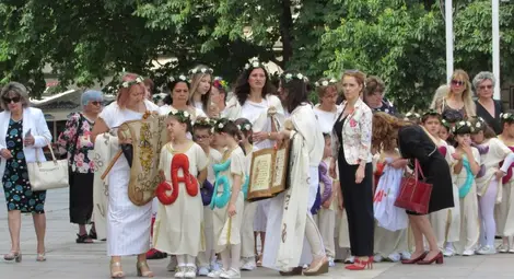 Малки азбукарчета понесоха най-силните орисници и защитници на България
