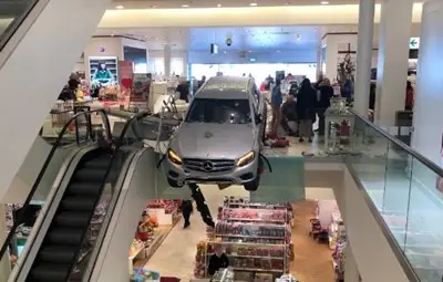 Кола висна на ескалатор в мол в Хамбург и рани 9 души 