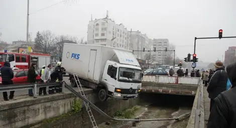Камион увисна над река Поройна с шофьора в кабината