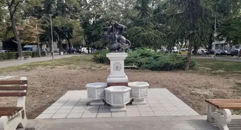 Покровителят на Русе краси от днес чешмичката в парка на площад "Дунав" Покровителят на Русе краси от днес чешмичката в парка на площад "Дунав"