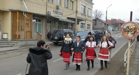 Млада булка изми бабата в Средна кула, майка на три деца - в Басарбово