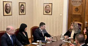 Трябва да решим как да се стабилизират финансите на страната, каза президентът Илияна Йотова