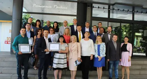 Представители на наградените фирми се снимаха с грамотите и гостите от София. Снимка: КРИБ