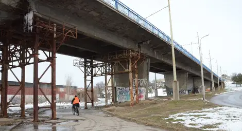 Сарайският мост подпрян със скеле от 15 години