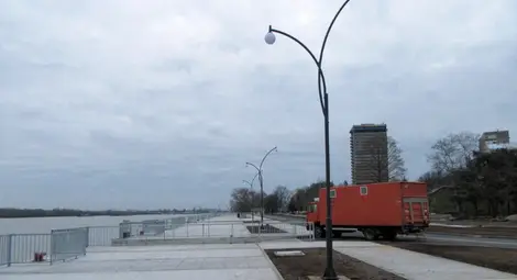 Новите осветителни тела по кея вече са монтирани