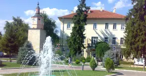 Шефът на общинските съветници в Бяла се наградил с „Лексус“