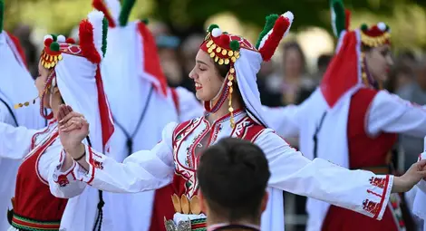 Канят деца до 8 клас в безплатна лятна академия по народни танци