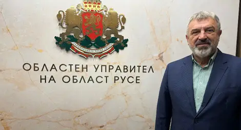 Областният управител на Русе Драгомир Драганов получава медал от министъра на отбраната за опазване на военните паметници