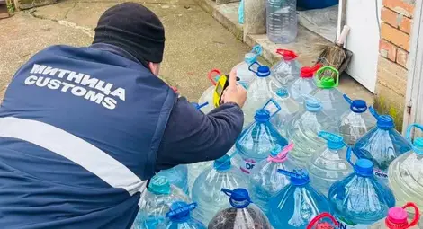 380 кила ракия без акциз открити във вилна зона край Русе