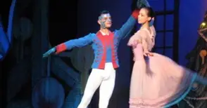 Дядо Коледа раздава подаръци след балета „Лешникотрошачката“