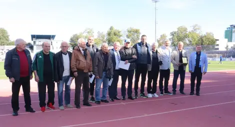 Стотици русенци дойдоха на градския стадион да отбележат 50 години от победата на „Дунав“ над „Рома“ Стотици русенци дойдоха на градския стадион да отбележат 50 години от победата на „Дунав“ над „Рома“