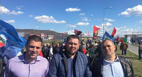 Патриотите на границата спират нашествието на автобусите от Турция