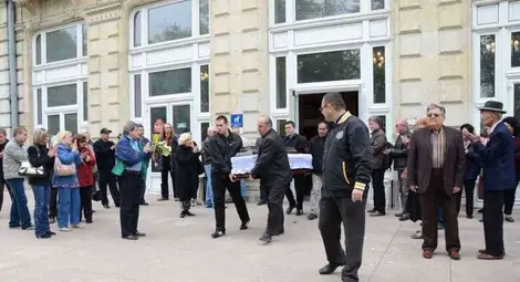 Последни аплодисменти за Стайко  прозвучаха пред Доходното здание