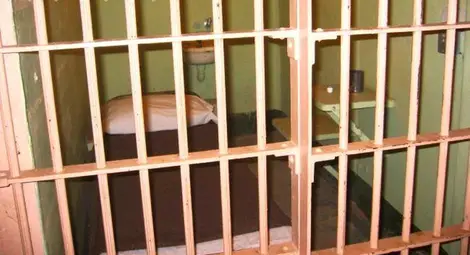 Ремонтираният арест продължава да  плаща обезщетения за унизителни условия