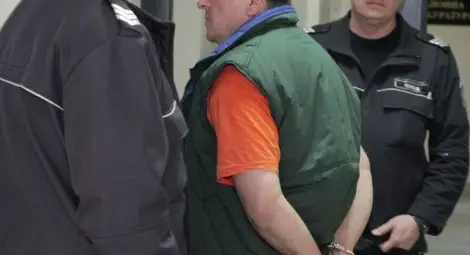 Чистач въоръжен с ножове се барикадира в съда!