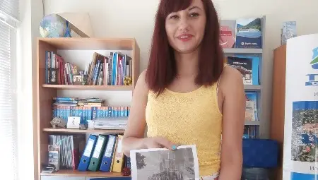 Габриела Иванова от MG travel изтегли името на щастливката, която спечели ваучер за 100 лева.                 Снимки: Авторът