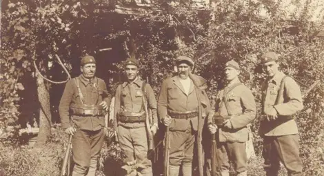 Ванче Михайлов, вторият отдясно, сред другарите си.