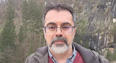 Поканеният на абитуриентски бал чрез &bdquo;Утро&ldquo; Бисер Станиславов: Мислех си: учител - никога! По биология - абсурд! И станах учител по биология