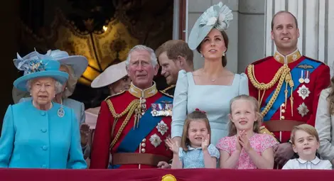 Кралица Елизабет II се готви да отстъпи престола на принц Чарлз Кралица Елизабет II се готви да отстъпи престола на принц Чарлз