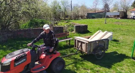 Кметският наместник в ДЗС лично се включи в облагородяването на квартала Кметският наместник в ДЗС лично се включи в облагородяването на квартала