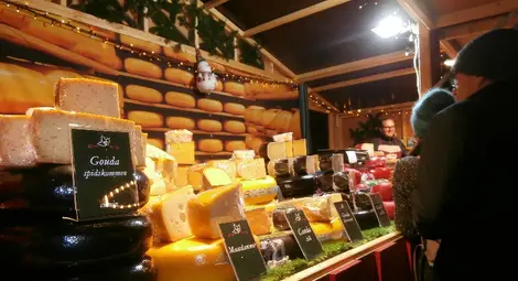 Греяно вино  и наденички - една от запазените марки на един от най-бляскавите коледни базари