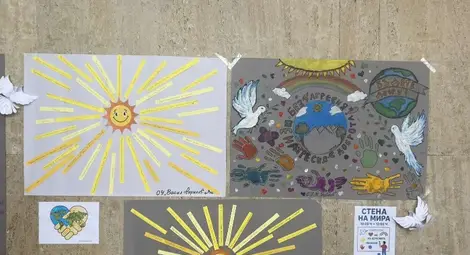 Ученици от Русе се обединиха срещу агресията в инициативата &bdquo;Стена на мира&ldquo;