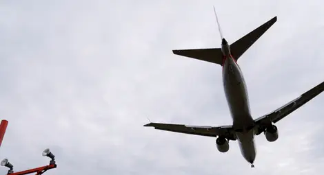 Boeing 737-800 с над 100 пътници търпи бедствие над Москва, каца извънредно