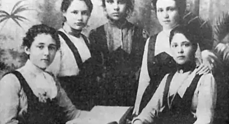 127 години от рождението на Лора Каравелова