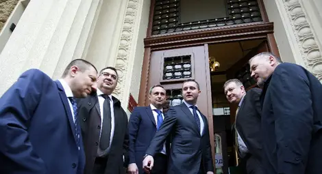 Синдиците влязоха в КТБ заедно с министър и прокурор Синдиците влязоха в КТБ заедно с министър и прокурор