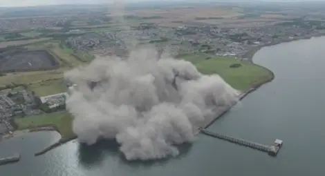 Уникален взрив направи на пух и прах два 150-метрови комина (ВИДЕО)