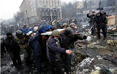 Войници се предадоха на демонстрантите в Киев