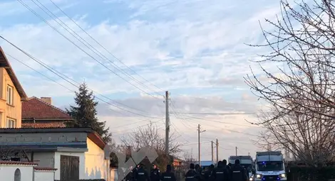 Над 10 буса на жандармерията вече са в очакване на протеста във Войводиново Над 10 буса на жандармерията вече са в очакване на протеста във Войводиново