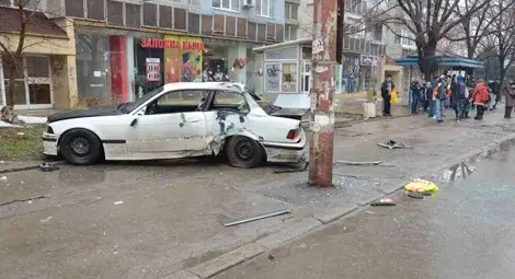 БМВ връхлетя тротоар, по чудо няма жертви