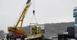 ТИР увисна от Писанския мост