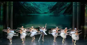 Японец и италианец дебютират в „Лебедово езеро“ но старта на сезона