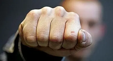 Фен спънал и ударил юмрук на рефер заради спорни засади